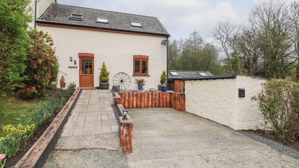 Haverfordwest Cottage | MILL BARN DENANT, pet friendly, with hot tub in Haverfordwest