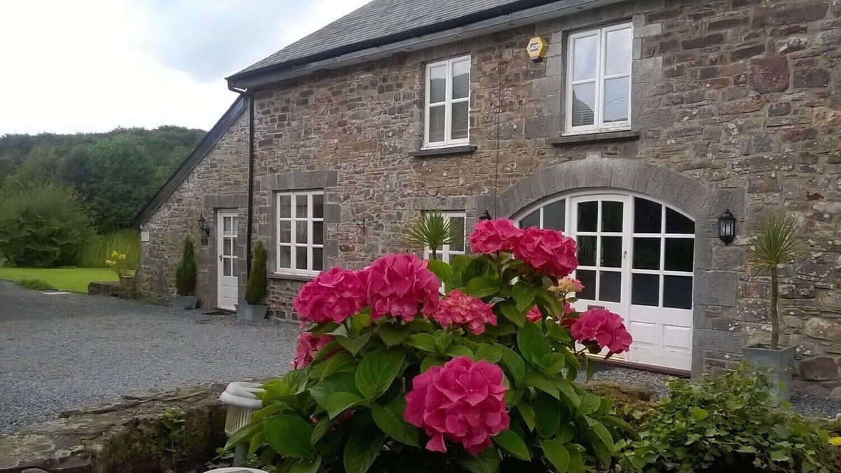 Tavernspite Cottage | MILL COTTAGE - a cosy rural cottage with private fishing lake