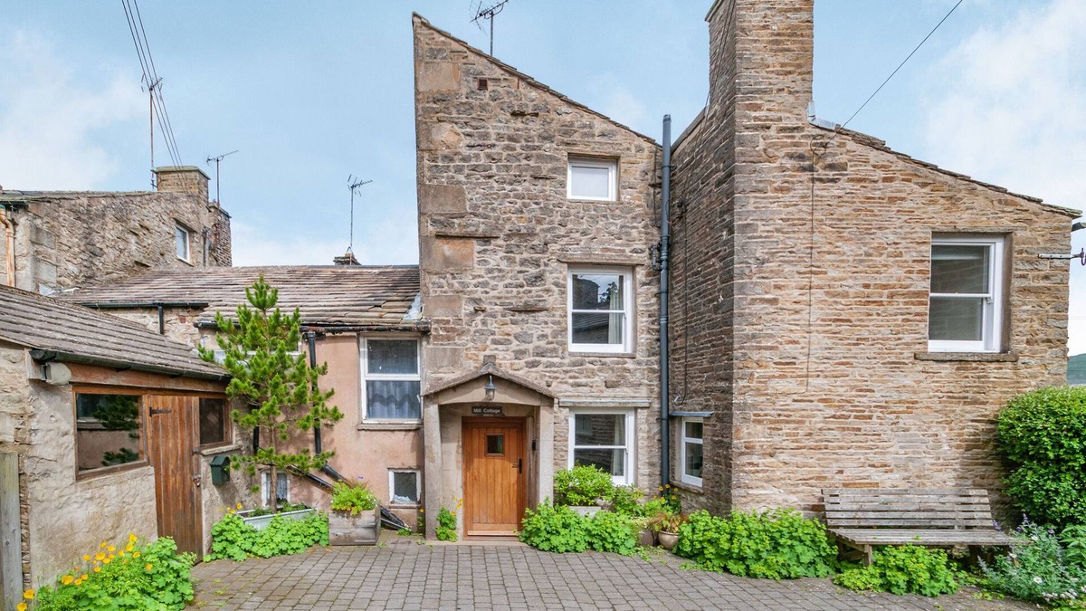 Gayle Cottage | MILL COTTAGE, character holiday cottage, with open fire in Hawes