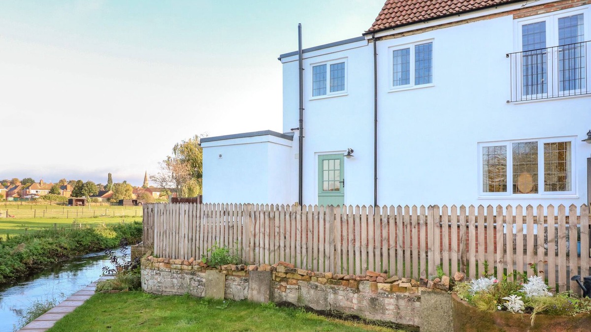Sherwood Forest Cottage | MILL COTTAGE, family friendly, with open fire in Edwinstowe