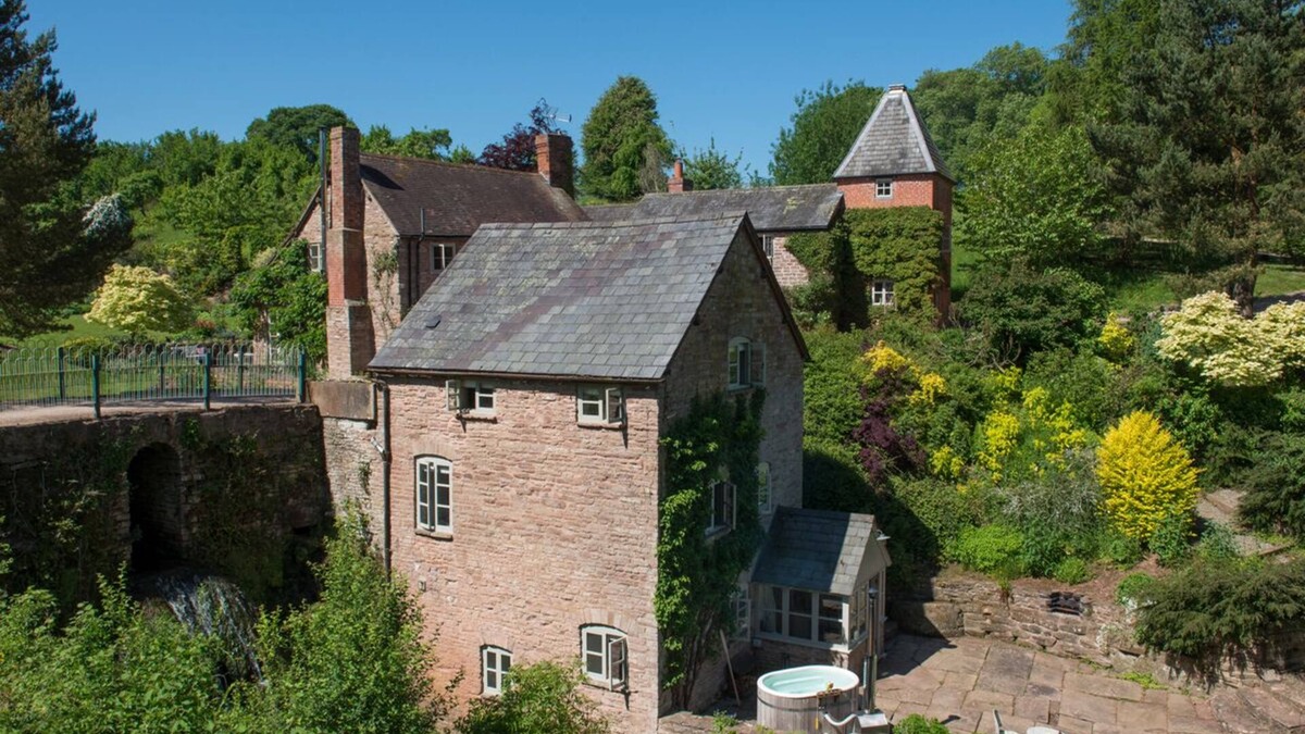 Upper Sapey Cottage | MILL COTTAGE, pet friendly, luxury holiday cottage in Hanley William