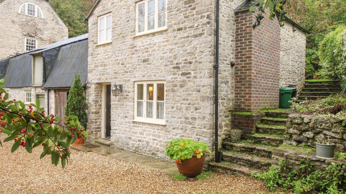 Upwey Cottage | MILL COTTAGE, romantic, with a garden in Upwey