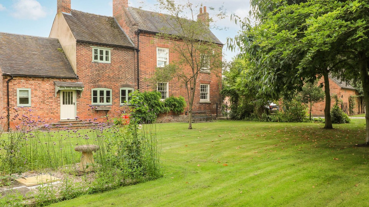 Hundall House | MILL FARM - THE FARMHOUSE, pet friendly, with hot tub in Repton