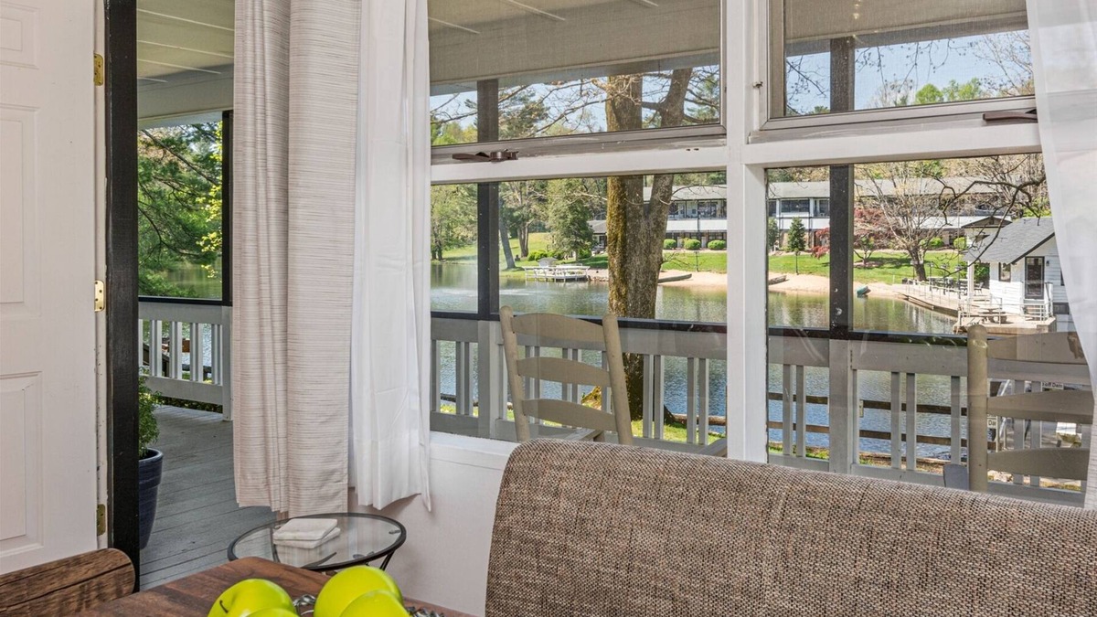 Flat Rock Condo | Mill House Lodge Penthouse on the lake