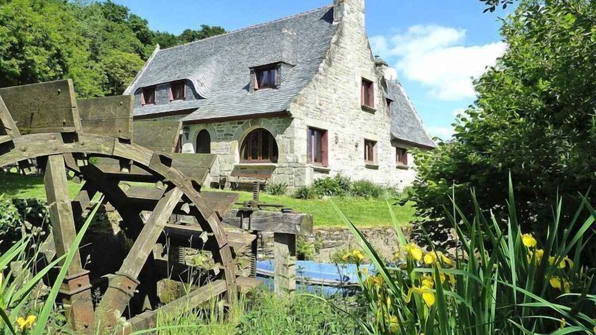 Landeleau House | Mill in Brittany by River Aulne with Kayaks