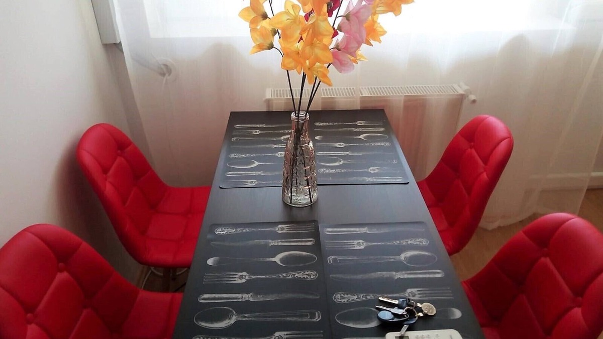 Sector 6 Apartment | Mill Lake Apartment - 2 rooms, one bedroom - nice view