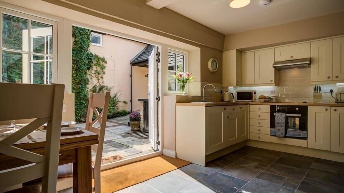 Burford Cottage | MILL RACE, pet friendly, character holiday cottage in Burford