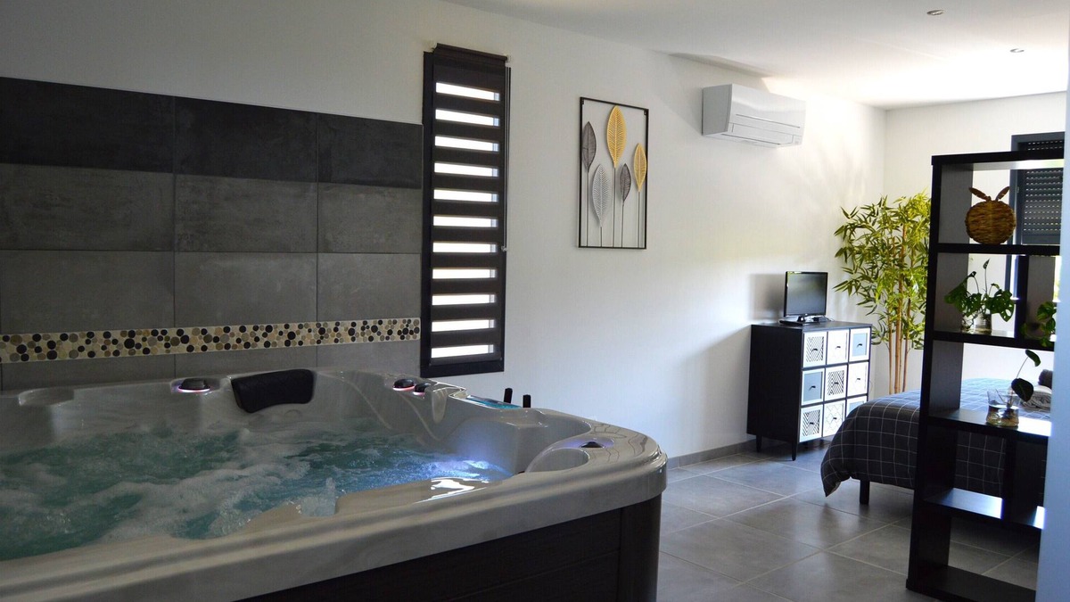 Flaux Villa | Mille & un Iris Villa de Vacances Avec Jacuzzi à la Campagne