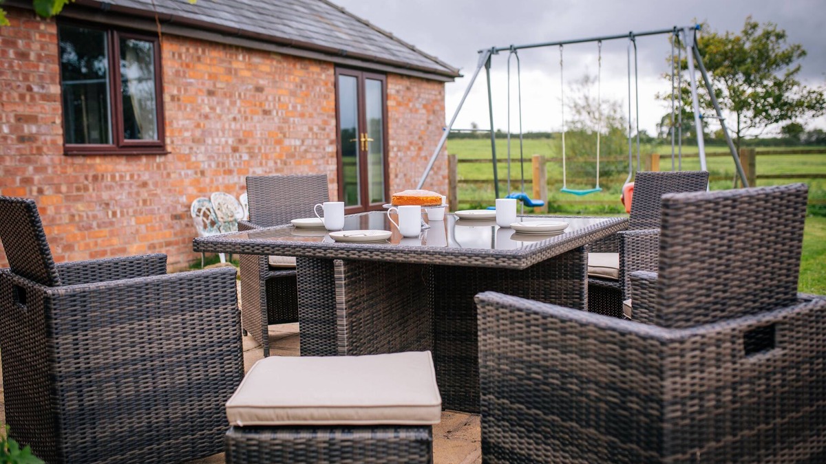 Malpas House | Millers House - Large three bedroomed bungalow in perfect rural setting.