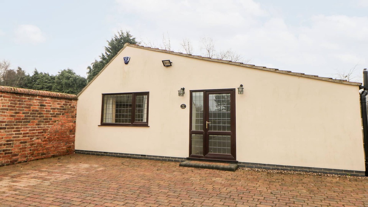 Ault Hucknall Cottage | MILLERS RETREAT, pet friendly, with a garden in Bolsover