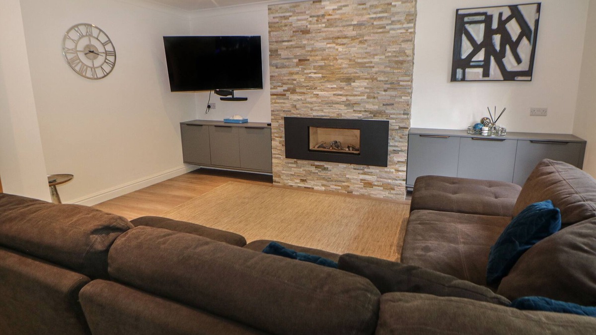 Sheffield House | MILLHOUSES HIDEAWAY, pet friendly, with a garden in Sheffield