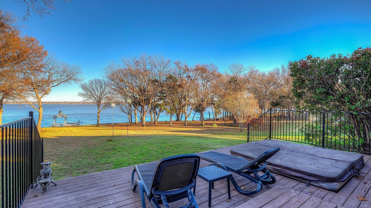 Rowlett House | Million Dollar Lake house with Hot tub, King bed Fast Wi-Fi