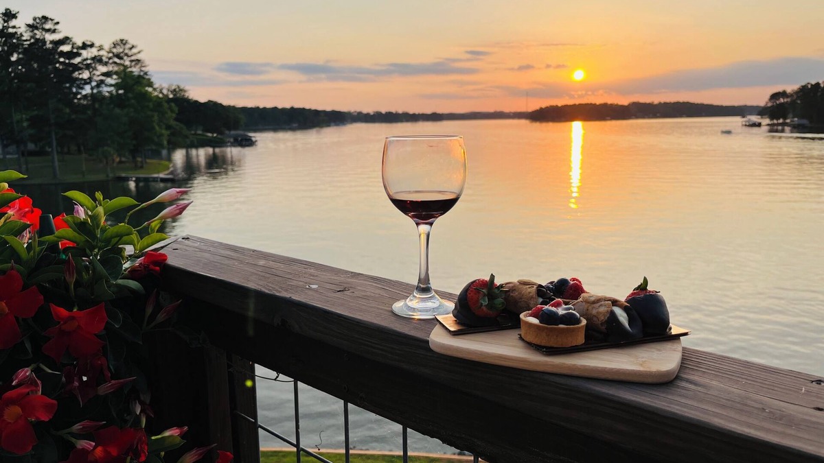Milledgeville House | Million Dollar VIEW💦 ~ 🌟A+ Location, Deep H20, Infinity views!