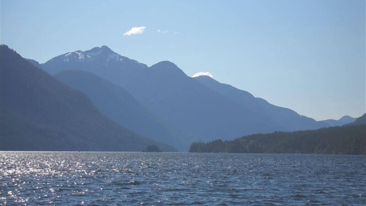 Sproat Lake House | Million Dollar View! Clear, Clean Sproat Lake. 2300.00 Canadian/Week