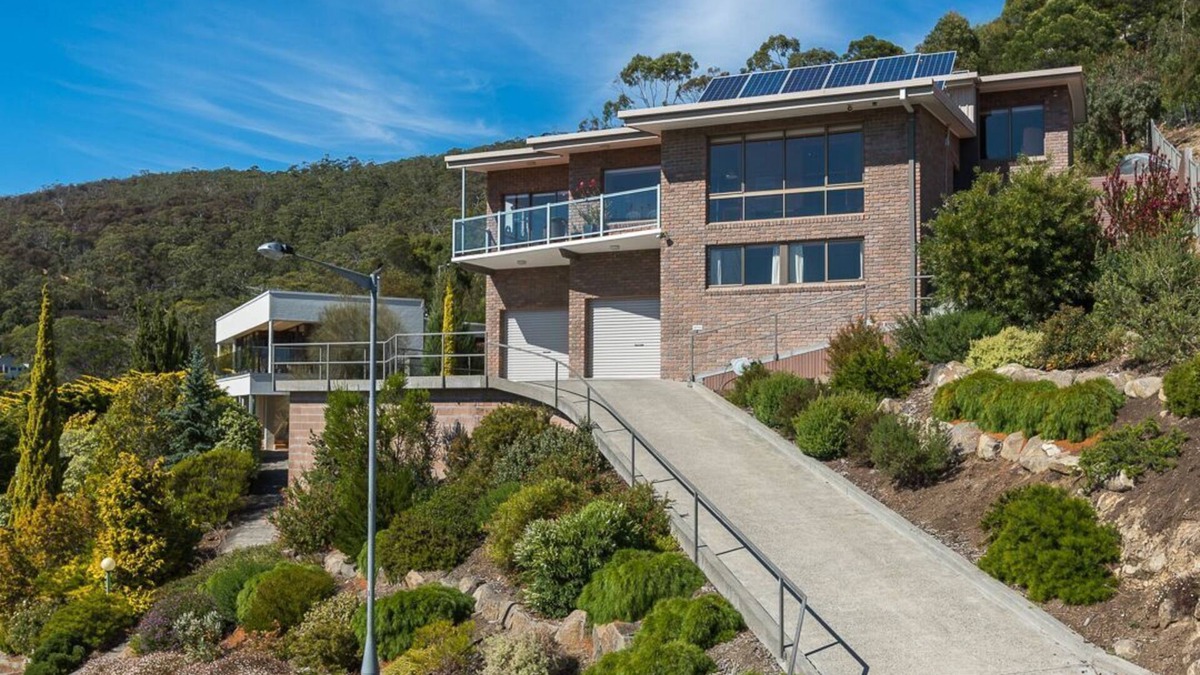 Sandy Bay House | Million Dollar View Day and Night - for big family or few families together