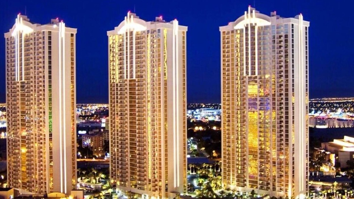 Las Vegas Apartment | Million Dollar View of the Strip, Formula One, & Sphere 1 Bedroom 2 Bath Suite