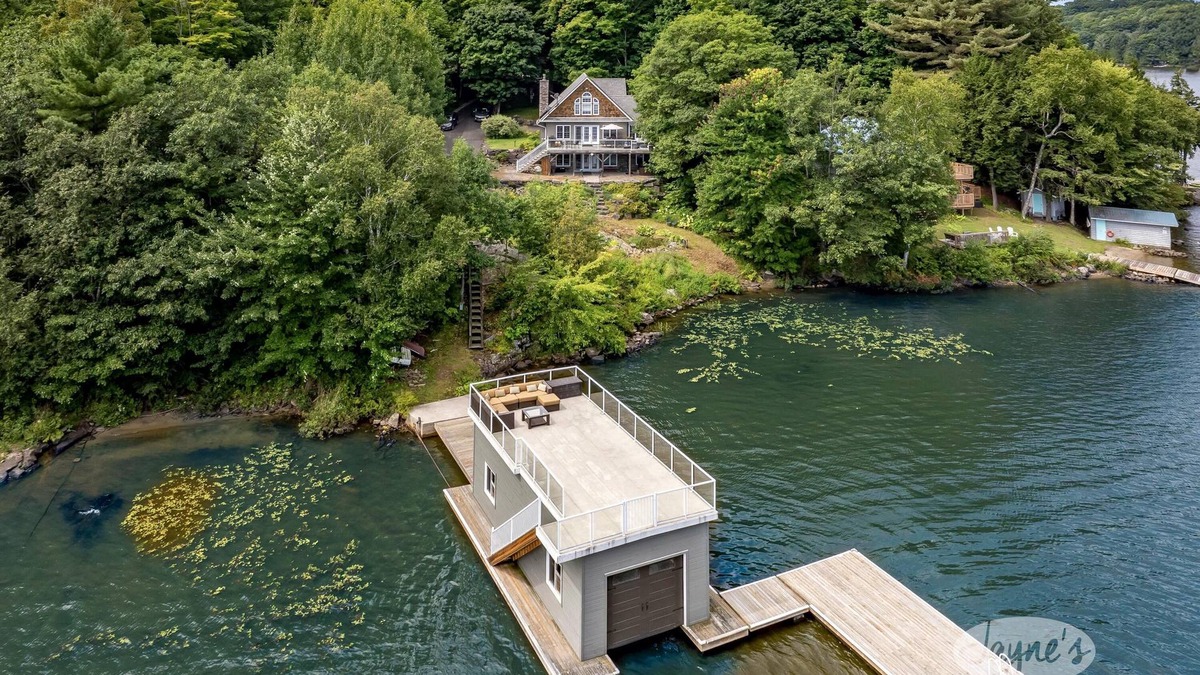 Windermere Cottage | Million Dollar Views! 4bdrm 3bath Cottage on 3 Mile Lake-Hot Tub! Rooftop Deck!