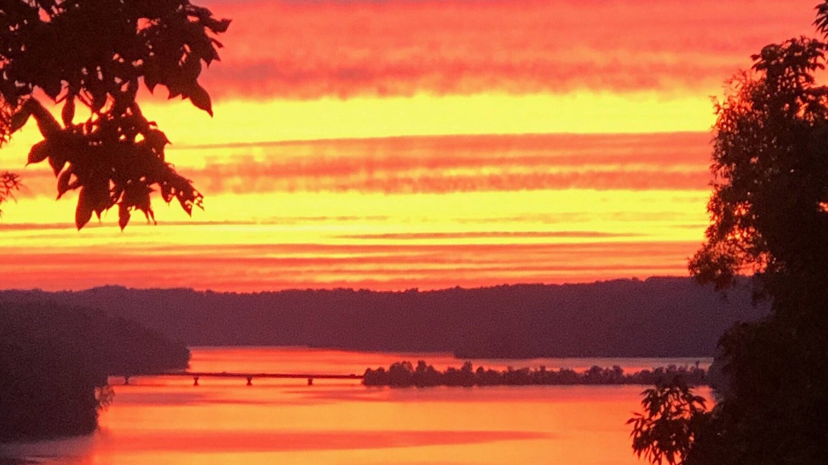 Dickel House | Million Dollar Views of Lake Normandy Sunsets- Jacuzzi for Fall/Winter Sunsets!