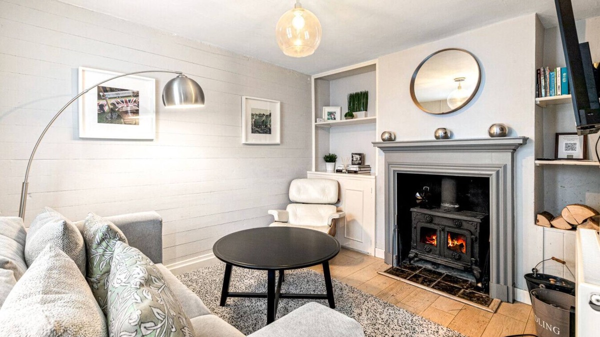 Henley House | Mills Cottage - Sleeps 4