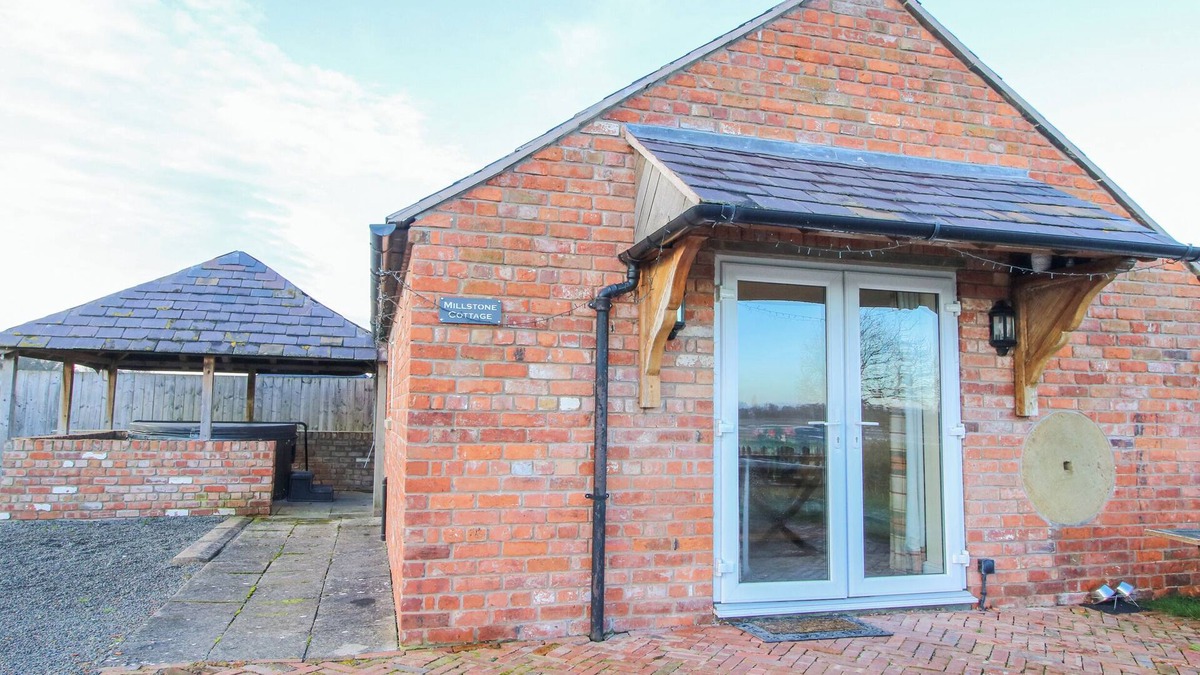 Stoney Stretton Cottage | MILLSTONE COTTAGES - MILLSTONE COTTAGE, pet friendly in Westbury