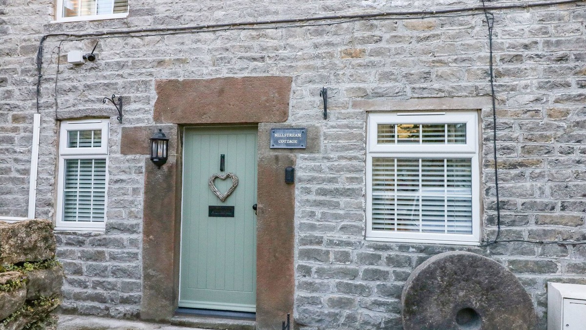Castleton Cottage | MILLSTREAM COTTAGE, family friendly in Castleton, Peak District