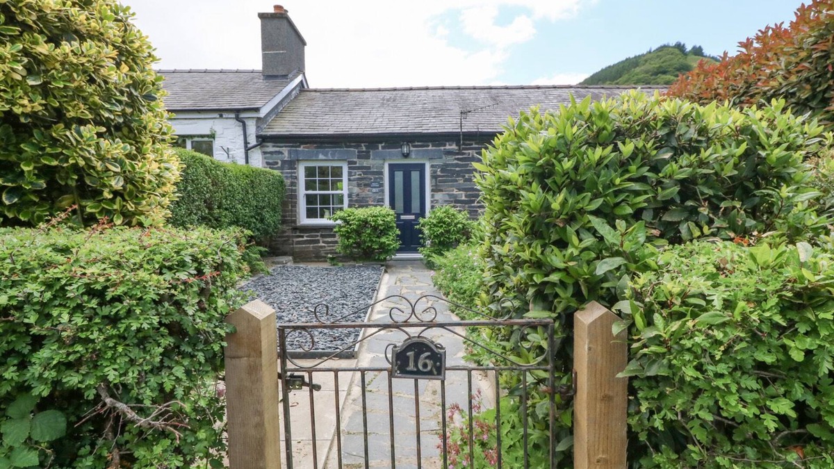Tywyn Cottage | MILO'S COTTAGE, pet friendly, character holiday cottage in Tywyn