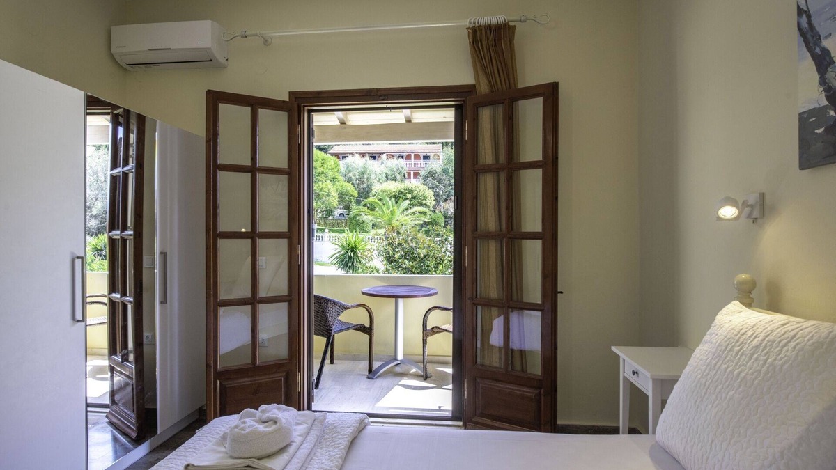 Agios Georgios Pagon House | Miltiadis Apartments