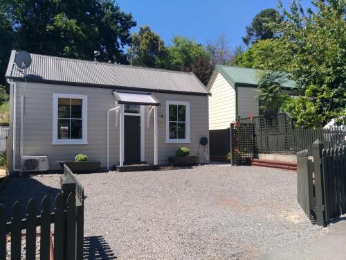 Bluff Hill House | Milton Cottage