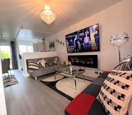 Milton Keynes Apartment | Milton Keynes Luxury Short Stay House with WIFI and Free Parking