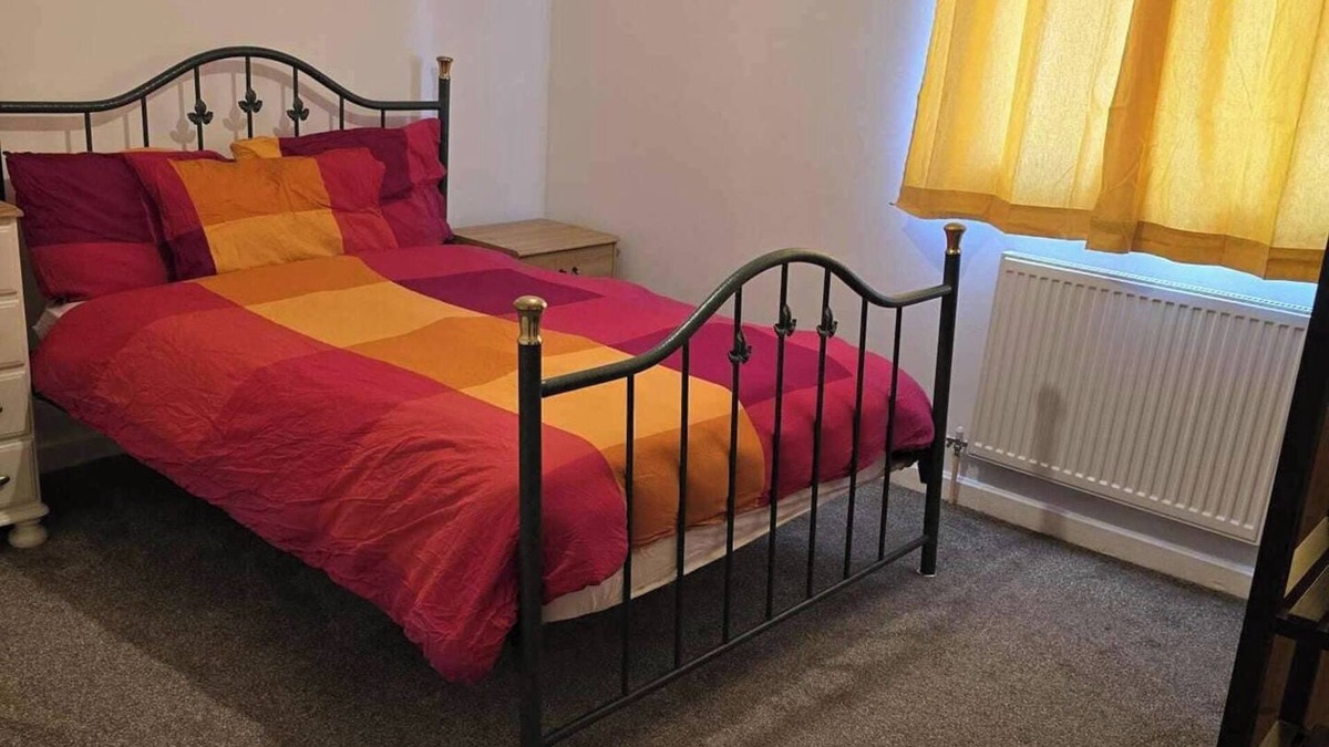 Bletchley House | Milton Keynes - Sleeps 6 - Free Parking