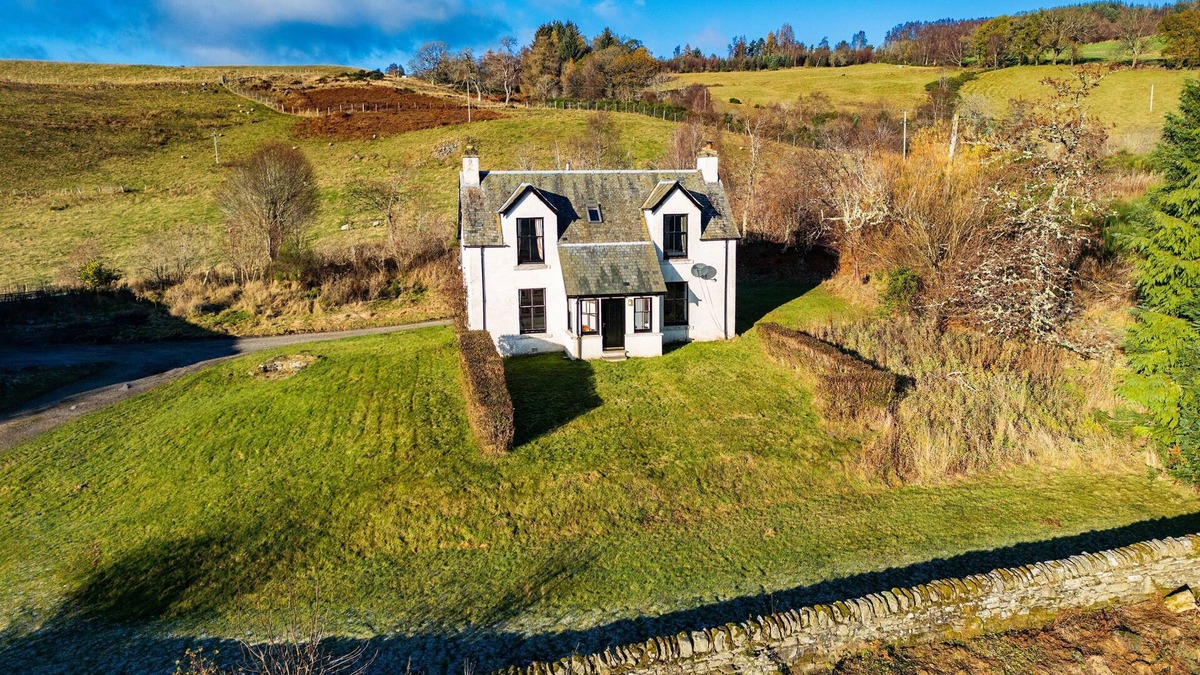 Strathtay Cottage | Milton of Tullypowrie Cottage - a cottage that sleeps 8 guests in 4 bedrooms