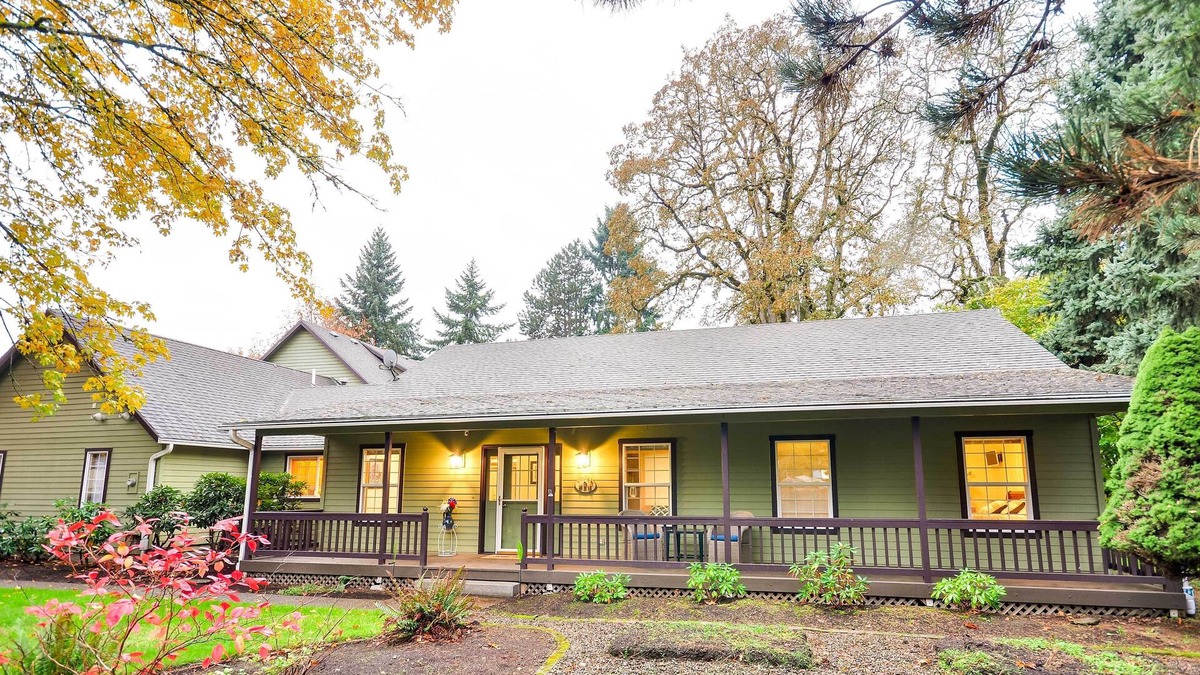 Oak Grove House | Milwaukie Home w/Covered Porch: Dogs Welcome!