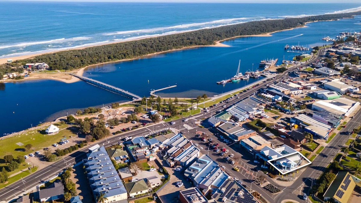 Lakes Entrance Apartment | Mimada Escape: Escape to this cozy property in the heart of Lakes Entrance.