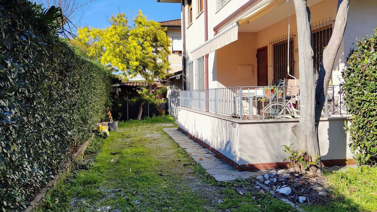 Pietrasanta Apartment | Mimosa House between the hill and the sea