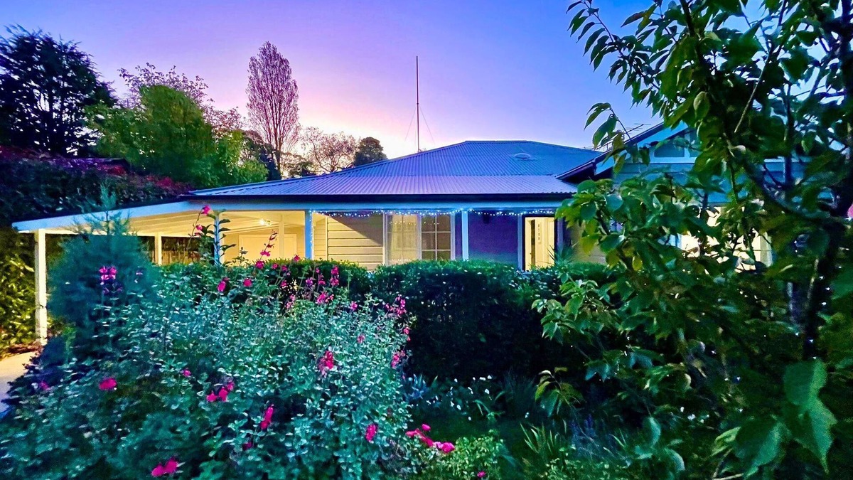 Mount Victoria Villa | Mimosa House - Elegant Villa, 4 Bedroom, 3 Bathroom, BBQ, Undercover Patio, Secluded Garden
