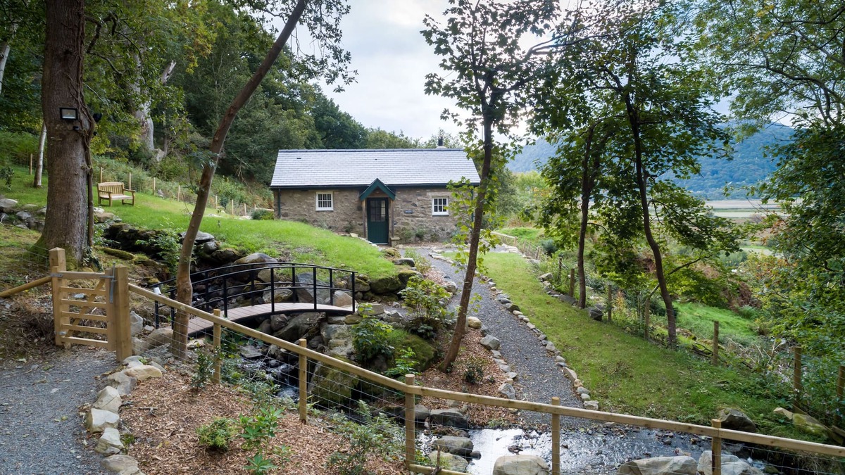 Tal-y-Cafn Cottage | Minafon - occupies an elevated position on the edge of the Bodnant Estate