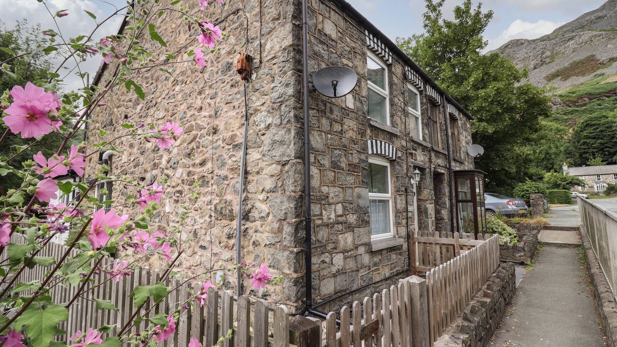 Llangynog Cottage | MINAFON, pet friendly, with open fire in Llangynog