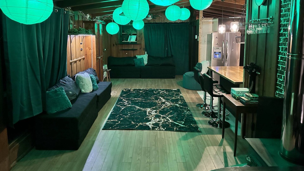 Sainte-Marthe-sur-le-Lac Ski Chalet | Mini Chalet INSTAGRAM @13lacksheep