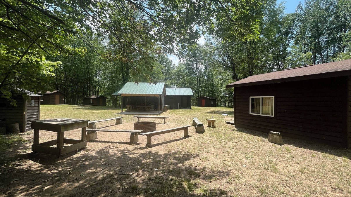 Lake Cabin | Mini Cabin Paradise -15 individual cabins with Access to Private Lake