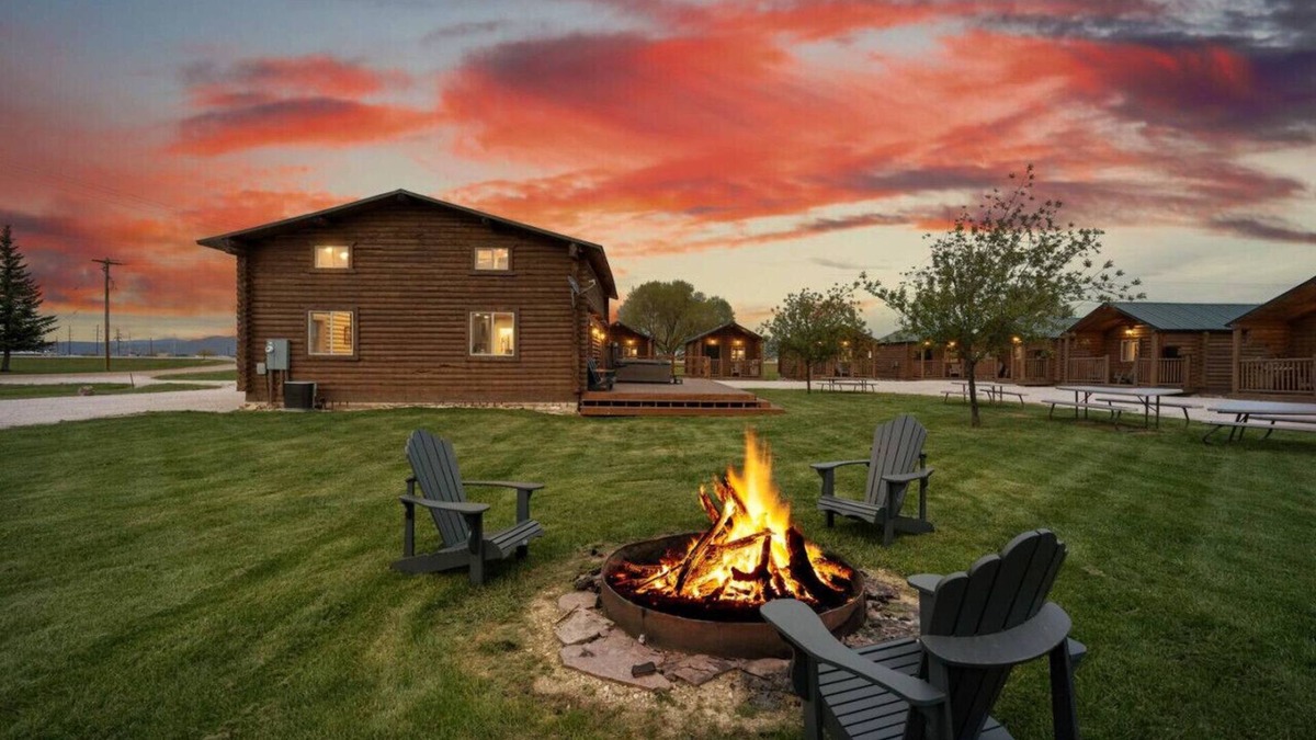 St. Charles Cabin | Mini Cabins Lodge-Hot Tub! AC! Arcades! Air Hockey and Foosball!