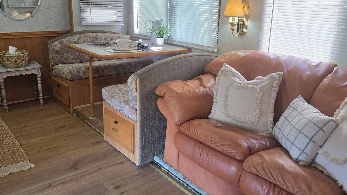 West Ridge House | Mini farm vibe stationary RV in No.n San Diego County with WiFi, AC. TV. Views.n
