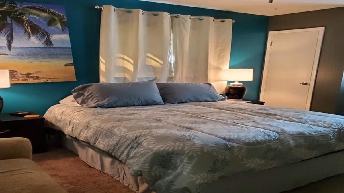 Lutz House | Mini Oasis at Paradise- a cozy studio in the clothing-optional Paradise Lakes