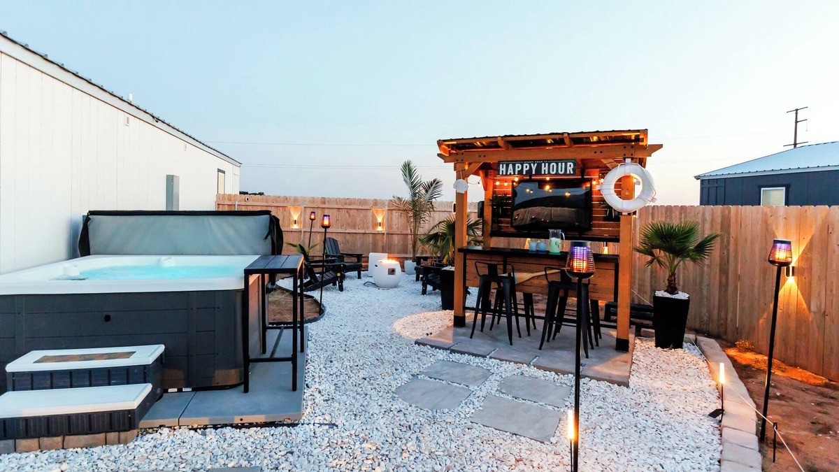 Lubbock House | Mini Oasis—Hot tub Fire Pit Bar+Lounge