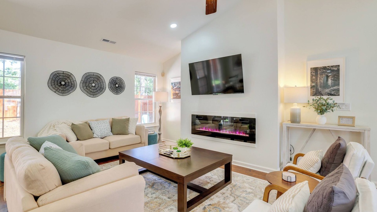 Simpsonville House | Mini Putting Green & Pool Access: Simpsonville Gem