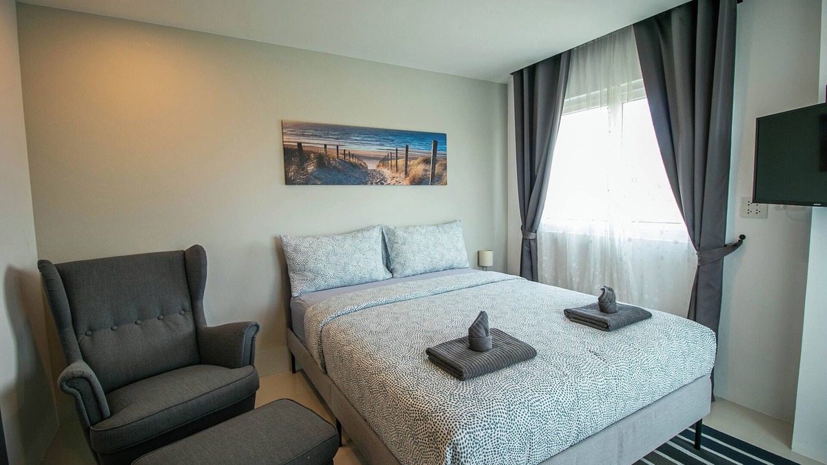 Kram Condo | Mini Studio Lake View, Kitchen, AC and Wi-Fi