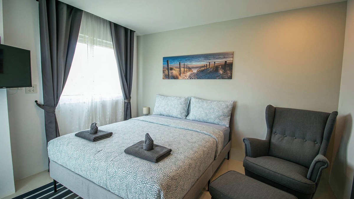 Kram Condo | Mini Studio Queen bed w/armchair, Lake view, Kitchen, AC and Wi-Fi