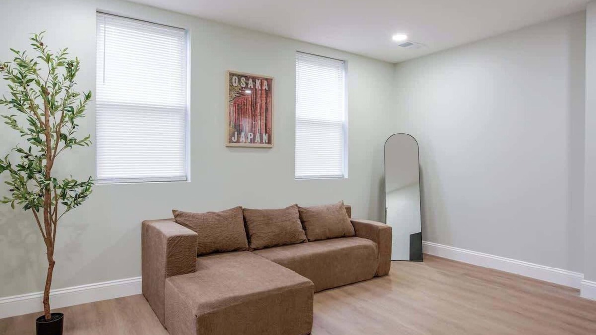 East Passyunk Crossing Apartment | Minimalist S Center City 2Queens