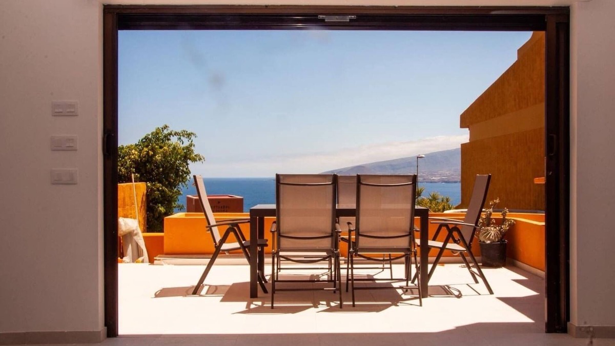 Radazul House | Minimalist style townhouse with ocean view