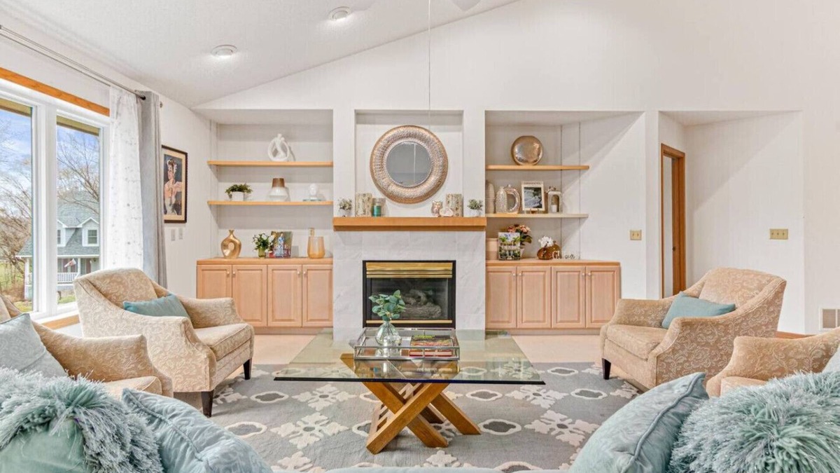 Burnsville House | Minnesota Oak Ridge Estate: Burnsville and Apple Valley near Mall of America