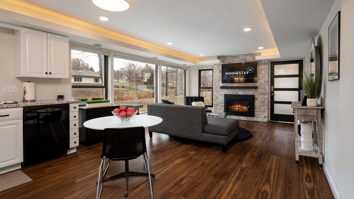 Golden Valley House | MINNeSTAY* Bassett Creek Retreat |